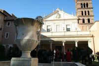 Santa Cecilia in Trastevere: cantaro romano nel cortile