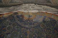 Battistero Lateranense: il mosaico del V secolo con l'agnello cristologico e le croci