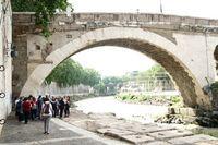 Pellegrinaggio dei catechisti sui passi di San Paolo: ponte Fabricio che l'apostolo attraversò più volte