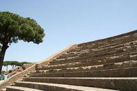 Il teatro di Agrippa, ricostruito da Commodo ed ultimato da Caracalla