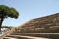 Il teatro di Agrippa, ricostruito da Commodo ed ultimato da Caracalla