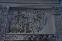 Ara Pacis Augustae: Enea sacrifica la scrofa bianca ai Penati (sulla destra resti della figura di Iulo/Ascanio)