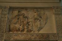Ara Pacis Augustae: Enea sacrifica la scrofa bianca ai Penati (sulla destra resti della figura di Iulo/Ascanio)