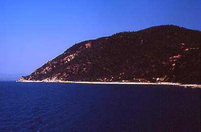 Il capo Thibaida, che il traghetto supera, partendo da Ouranopolis, costeggiando la santa Montagna.....