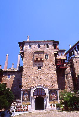 La porta d'ingresso del monastero di Dochiariou, con gli affreschi degli angeli a cui è dedicato. E' il primo monastero che si incontra sulla costa occidentale.....