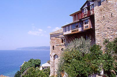 L'esterno del monastero di Dochiariou, visto dal sentiero che porta verso il secondo monastero sulla costa occidentale, quello di Xenofontos