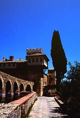 Il monastero di Stavronikita, visto dal sentiero che porta al monastero di Pantokratoros