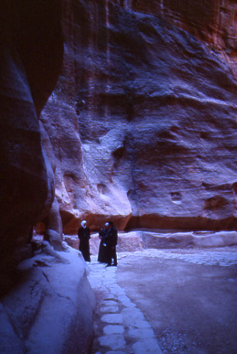 Petra. Il Siq (As-Siq) La gola di accesso a Petra, di origine fluviale. E' possibile vedere sul lato destro i resti dell'acquedotto che convogliava l'acqua all'interno della città.
