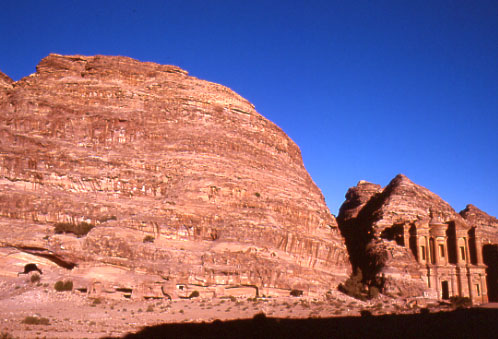 Petra. Ad-Dayr, che in arabo significa "il monastero". Si raggiunge con una marcia di circa 45 minuti. Tempio forse dedicato al dio Ovodas trasformato in eremitaggio di monaci cristiani in epoca bizantina, da cui il nome appunto di "monastero".