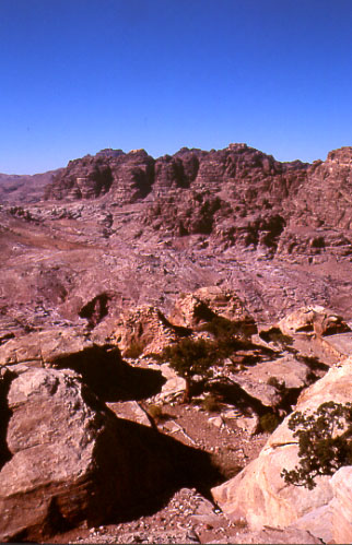 Petra. Panorama dall'Ara sacrificale o Luogo Alto (Madhbah) Uno dei principali luoghi sacrificali dell'antica citt nabatea, in cima al Jebel Attuf (l'intera passeggiata che sale al monte e ridiscende richiede circa due ore e mezza.