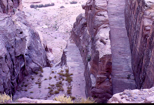 Petra. Verso Umm al-Biyarah L'antica porta di accesso scavata nella roccia dell'antica citt edomita di Petra (Sela dei libri profetici?) di epoca veterotestamentaria.