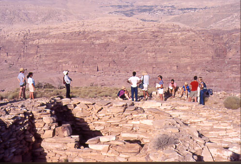 Petra. Umm al-Biyarah Gli scavi della citt di Edomita di Petra del periodo veterotestamentario (precisamente del VII e VI secolo a.C.). In lontananza, panorama sulle "tombe reali".
