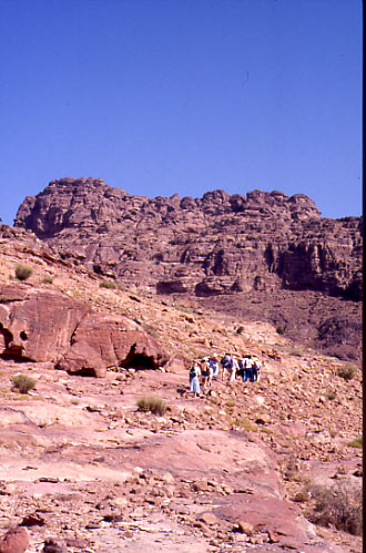 Petra. In marcia per raggiungere il luogo dove la tradizione pone la tomba di Aronne, sulla vetta del Jebel Haroun (monte di Aronne)