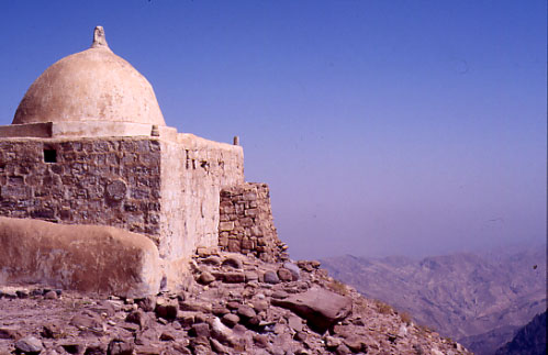 Petra. Sulla vetta del Jebel Haroun fu costruita una cappella in epoca bizantina che ricordava la morte di Aronne, trasformata poi nell'odierna moschea.