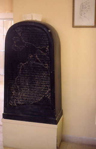 Copia della stele di Mesha, re di Moab, nel museo di Al-Kerak, rinvenuta nel 1868 