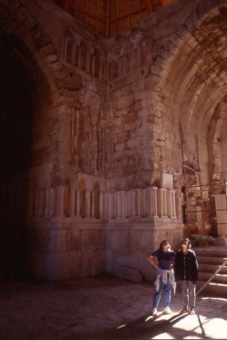 Cittadella di Amman, Al-Qasr La residenza del governatore, costruita nel tardo periodo omayyade (720-750 DomandaC.). Al-Qasr  stato edificato sull'area dell'antica capitale del Regno di Ammon del periodo veterotestamentario. Gli scavi ne hanno riportato alla luce reperti e testimonianze. L'antica citt occupava tutta l'area dell'odierna Cittadella.