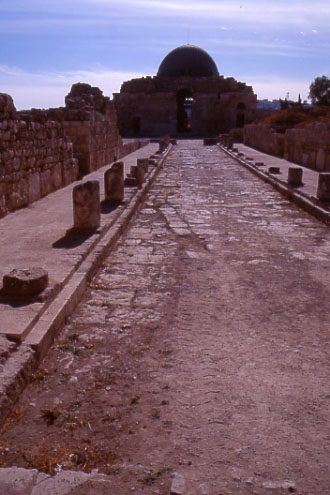 Cittadella di Amman, viale all'interno di Al-Qasr 