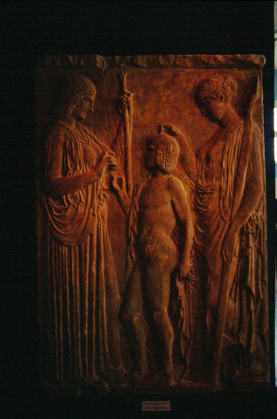 Bassorilievo di Eleusi, Demetra prende concedo dal re Trittolemo, che le ha insegnato l'arte di coltivare la terra e il grano per insegnarla agli uomini, e da Kore-Persefone, munita di una torcia