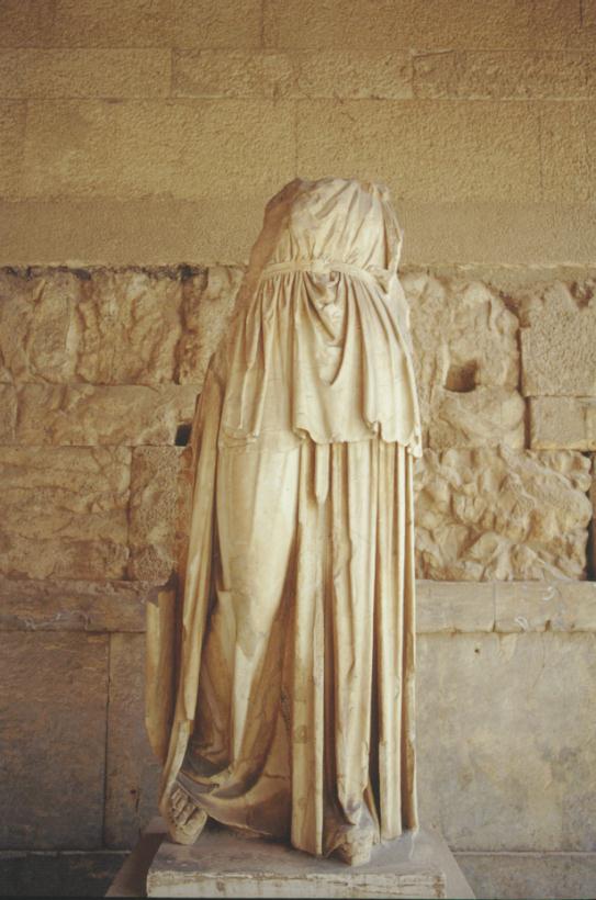 Statua acefala di Apollo Patroos nel portico della Stoà di Attalo