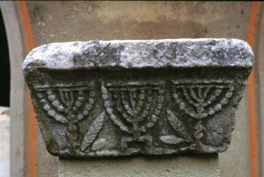 Capitello con Menorah dell'antica sinagoga di Corinto