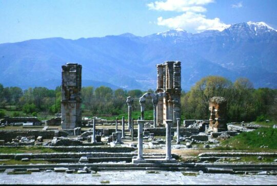 Panorama su Filippi con, in primo piano, il foro costruito probabilmente sotto Marco Aurelio (161-180) ed, in secondo piano, la basilica dei pilastri