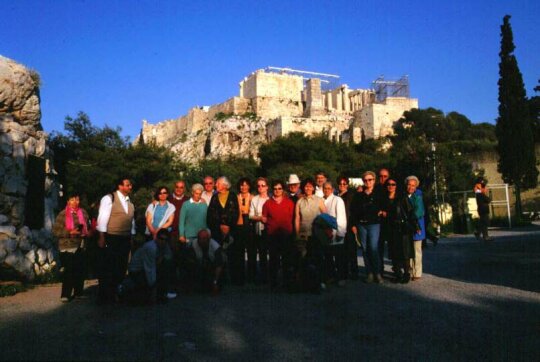 Il gruppo della parrocchia di S.Melania a fianco delle rovine dell'Areopago