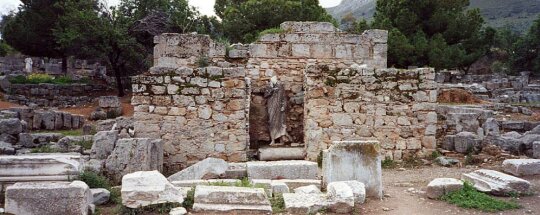 Palazzo vicino la tribuna monumentale, la bemà, dalla quale predicò S.Paolo, secondo la tradizione