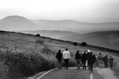 Passeggiando vicino al castello crociato di Belvoir (Kokhav Ha-Yarden), verso la fertile Galilea, luogo della vita pubblica di Gesù, e, sullo sfondo, il monte Tabor