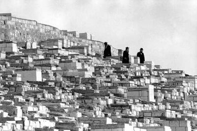 Le pendici del Monte degli Ulivi a Sud divenute nei secoli cimitero ebraico, con le tombe che guardano verso Gerusalemme, nella valle di Giosafat