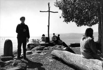 L’altare silenzioso di Dalmanutha nel terreno dei monaci benedettini di Tabgha, sul lago di Tiberiade ricorda i momenti in cui Gesù si ritirava solo in disparte